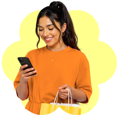 Clienta con bolsas de compras revisa su pedido en el celular con POP CRM