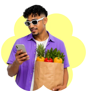 Cliente de mercado con bolsa de frutas y verduras revisa su pedido en el celular con POP CRM