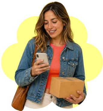Clienta recibe su paquete mientras confirma el pedido en el celular con POP CRM